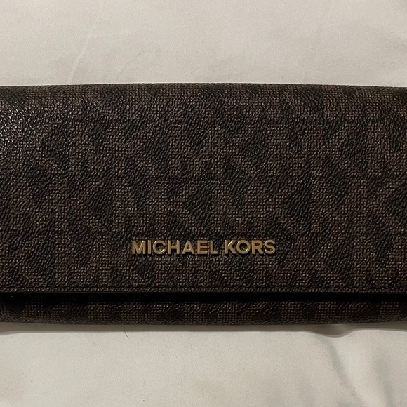 *SOLD* Michael Kors Wallet - Picture 1 of 5